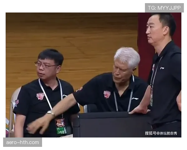 拉人犯规的判罚标准与裁判实战应用解析 拉人犯规的判罚标准与裁判实战应用解析